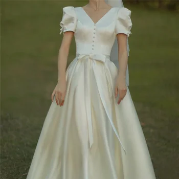 Satin francúzsky svetlo svadobné šaty jednoduché svadobné Hepburn Biela tvaru tenké šaty von  2